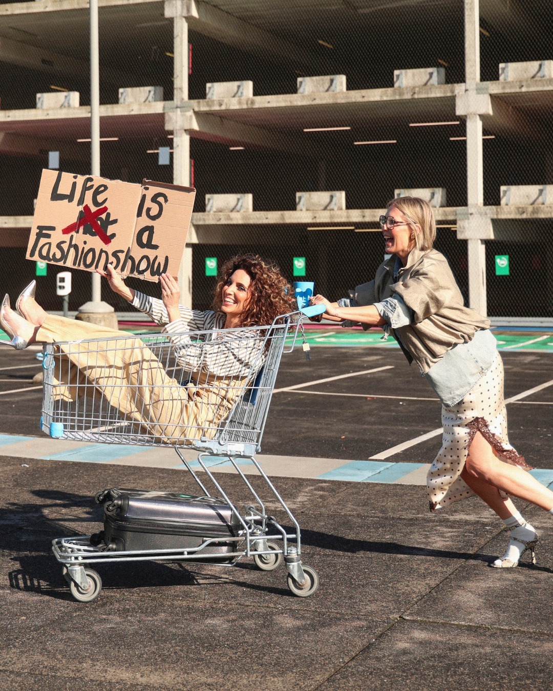 Bij ons mag het ook gewoon fun zijn! 🫶
Niet te serieus. Zodat jij je helemaal op je gemak voelt. 

Kom gerust eens langs. We helpen je graag. 🛍️