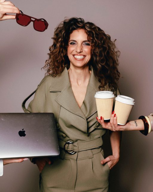 Meet Loriana
Onze all-rounder. Een echte bezige bij 🐝, voor en achter de schermen. Ze ziet snel wat bij je past, denkt met je mee en helpt je keuzes maken wanneer je twijfelt.
Outfits die je op verschillende manieren kan combineren en die helemaal bij jou passen.
Wil je graag bij Loriana shoppen op afspraak? Boek jouw moment via de website.🤍