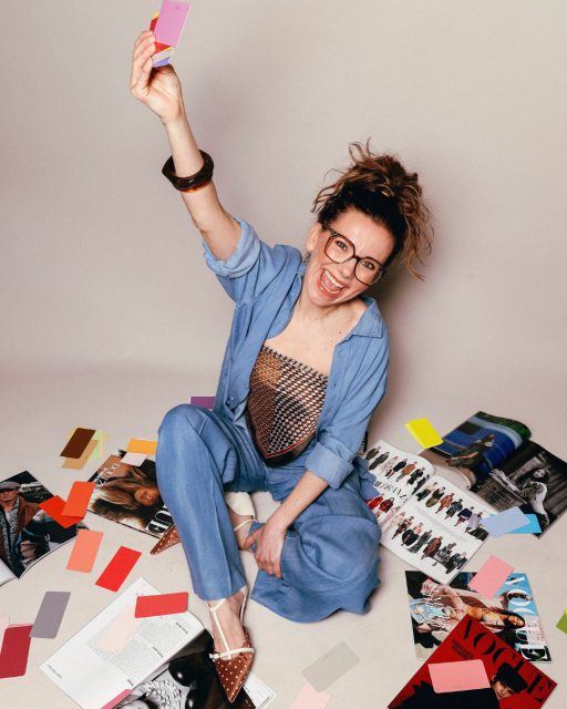 Meet Goele

Onze zonnestraal ☀️

Twijfel je soms welke kleuren je best draagt?

Goele kijkt samen met jou tijdens personal dressing naar wat jouw gezicht echt laat stralen.
Met haar kleurenkaarten zie je meteen wat werkt.

Eens je dat weet, wordt kiezen veel makkelijker.

Je kan bij haar terecht tijdens shoppen op afspraak of personal shopping.🩷