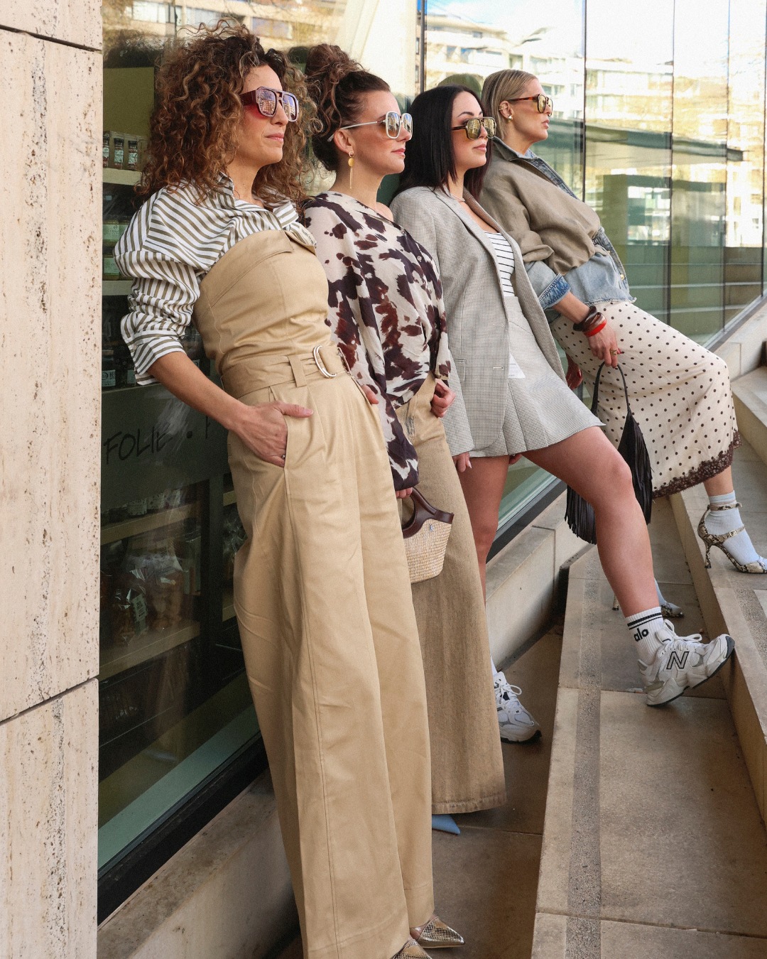 Vind je het soms moeilijk om outfits te combineren?

Je hebt stukken in je kast, maar het komt niet altijd samen zoals je wil.

Daar helpen wij je bij.

We kijken met je mee, maken combinaties die kloppen en die je vaker kan dragen.

Kom gerust eens langs. We helpen je graag. 🤍