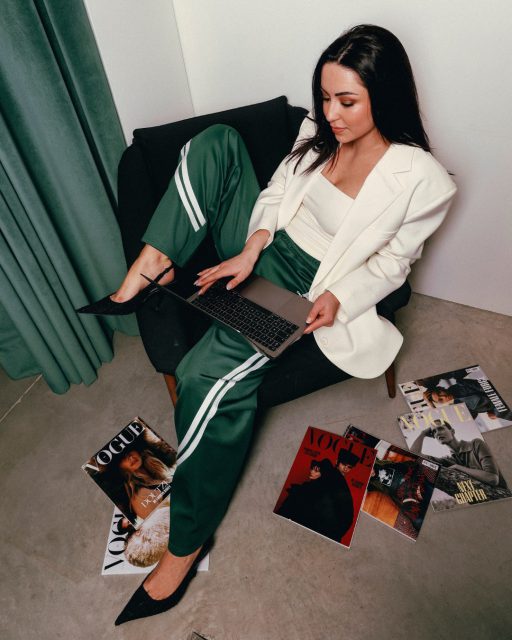 Meet Sophie 🤩

Zij zorgt dat jij elke week alle outlet op de website ziet verschijnen. En is ook altijd mee met de nieuwste trends. Sophie voelt snel wat past en helpt je kiezen wat bij jou past.

Met haar jonge mindset denkt ze met je mee en zorgt dat het niet alleen trendy is, maar ook comfortabel.

Kom gezellig langs of laat je op afspraak stylen door Sophie.