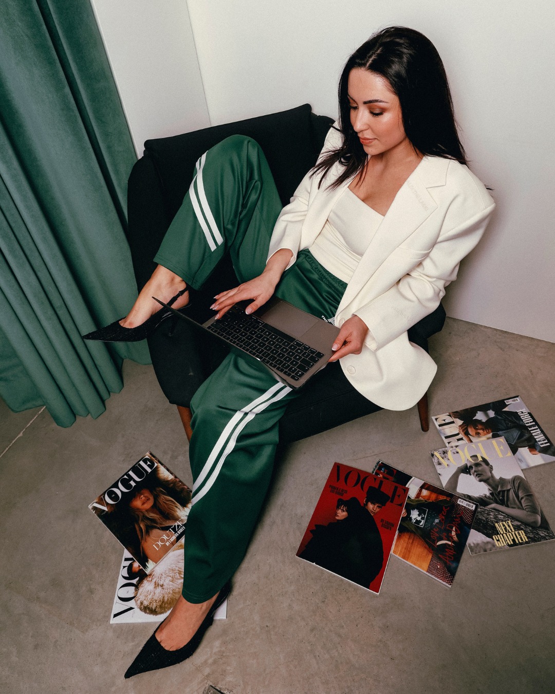 Meet Sophie 🤩

Zij zorgt dat jij elke week alle outlet op de website ziet verschijnen. En is ook altijd mee met de nieuwste trends. Sophie voelt snel wat past en helpt je kiezen wat bij jou past.

Met haar jonge mindset denkt ze met je mee en zorgt dat het niet alleen trendy is, maar ook comfortabel.

Kom gezellig langs of laat je op afspraak stylen door Sophie.