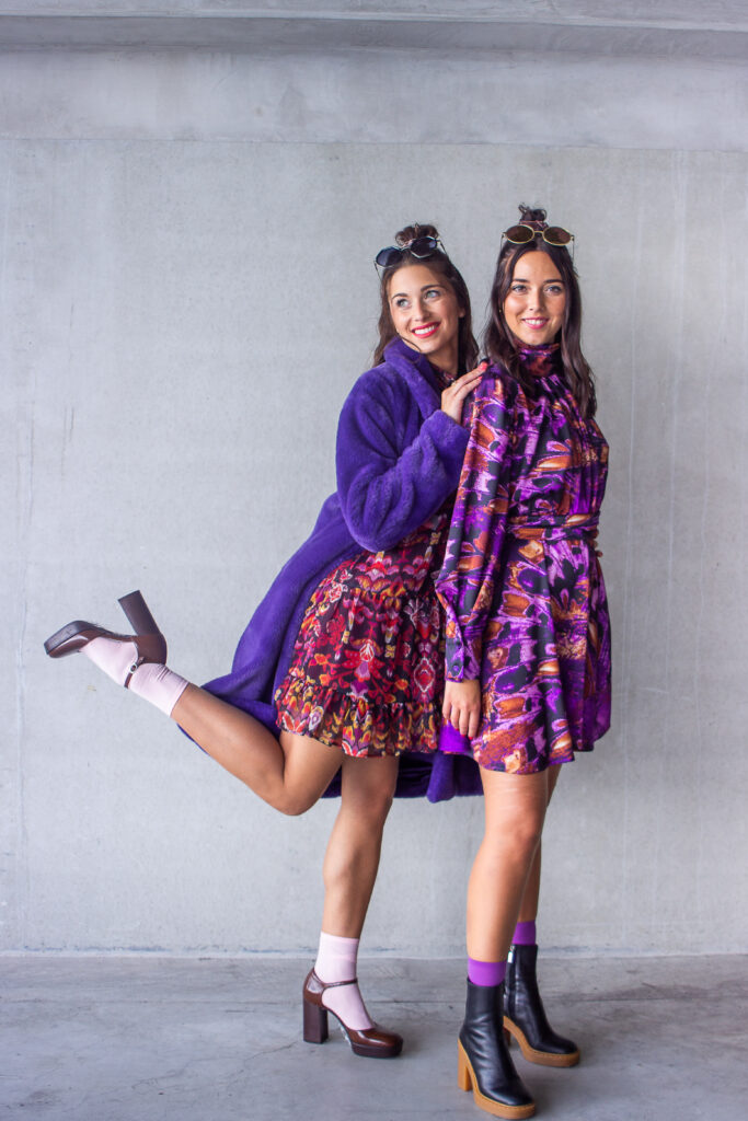 Beste vriendinnen, cadeau, nieuwe outfit, personal styling, jurkjes, paarse jurken, paarse teddyjas, 70s modetrend, plateauhakken